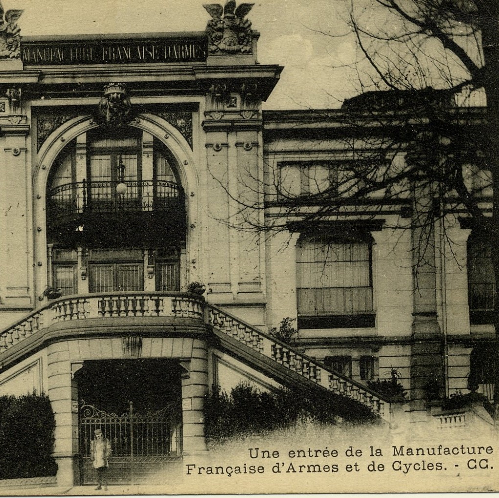 Photographie d'archive d'"une entrée de la Manufacture Française d'Armes et de Cycles"